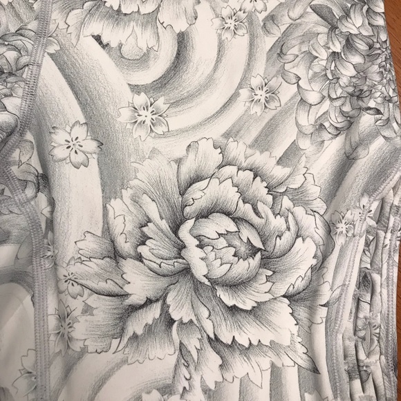 Lululemon Love Knot Crop - Size 8 - Twine White Multi - Picture 5 of 10